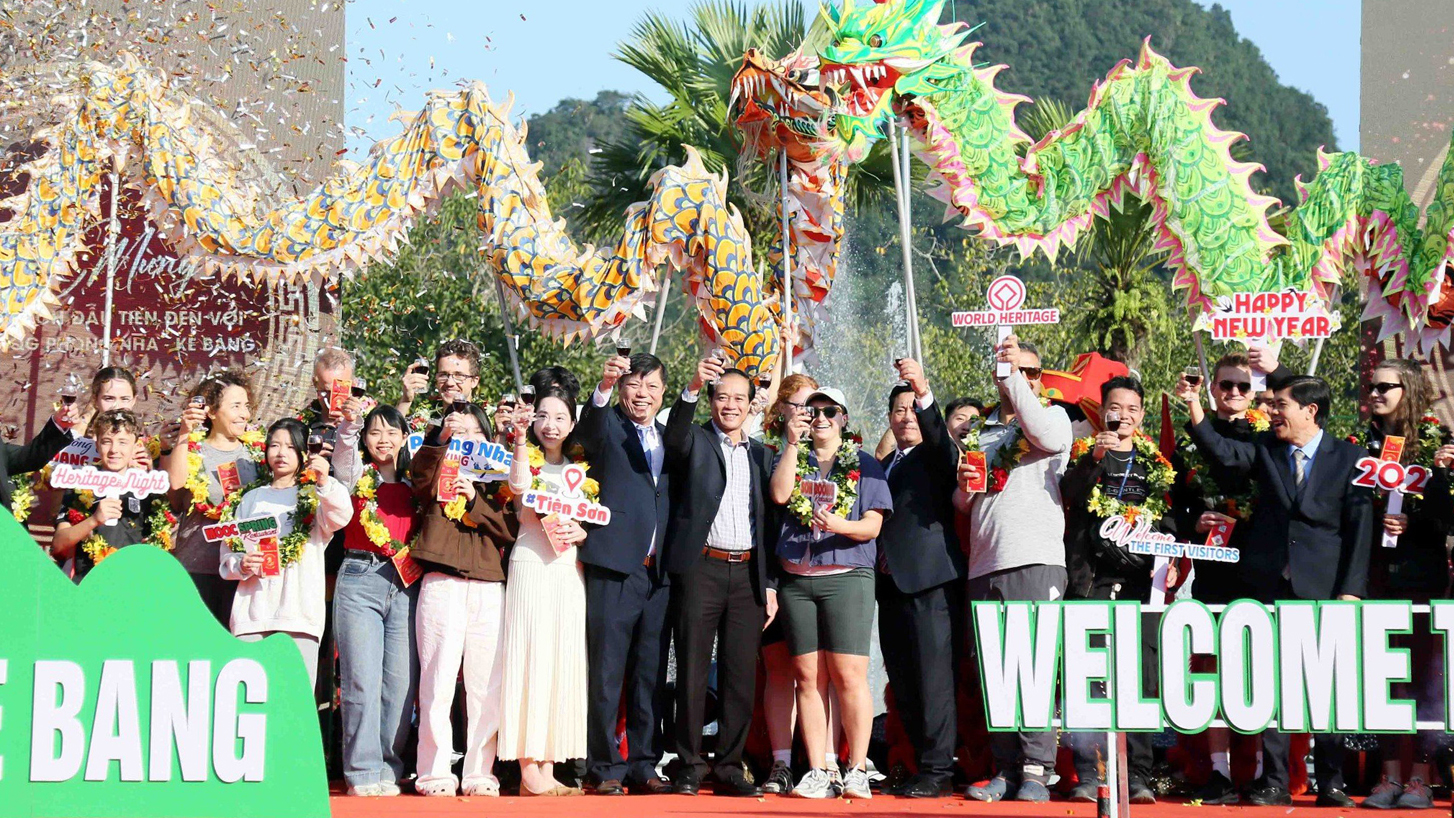 Vườn Quốc gia Phong Nha - Kẻ Bàng đón những vị khách đầu tiên đến tham quan Di sản Thiên nhiên thế giới năm 2026