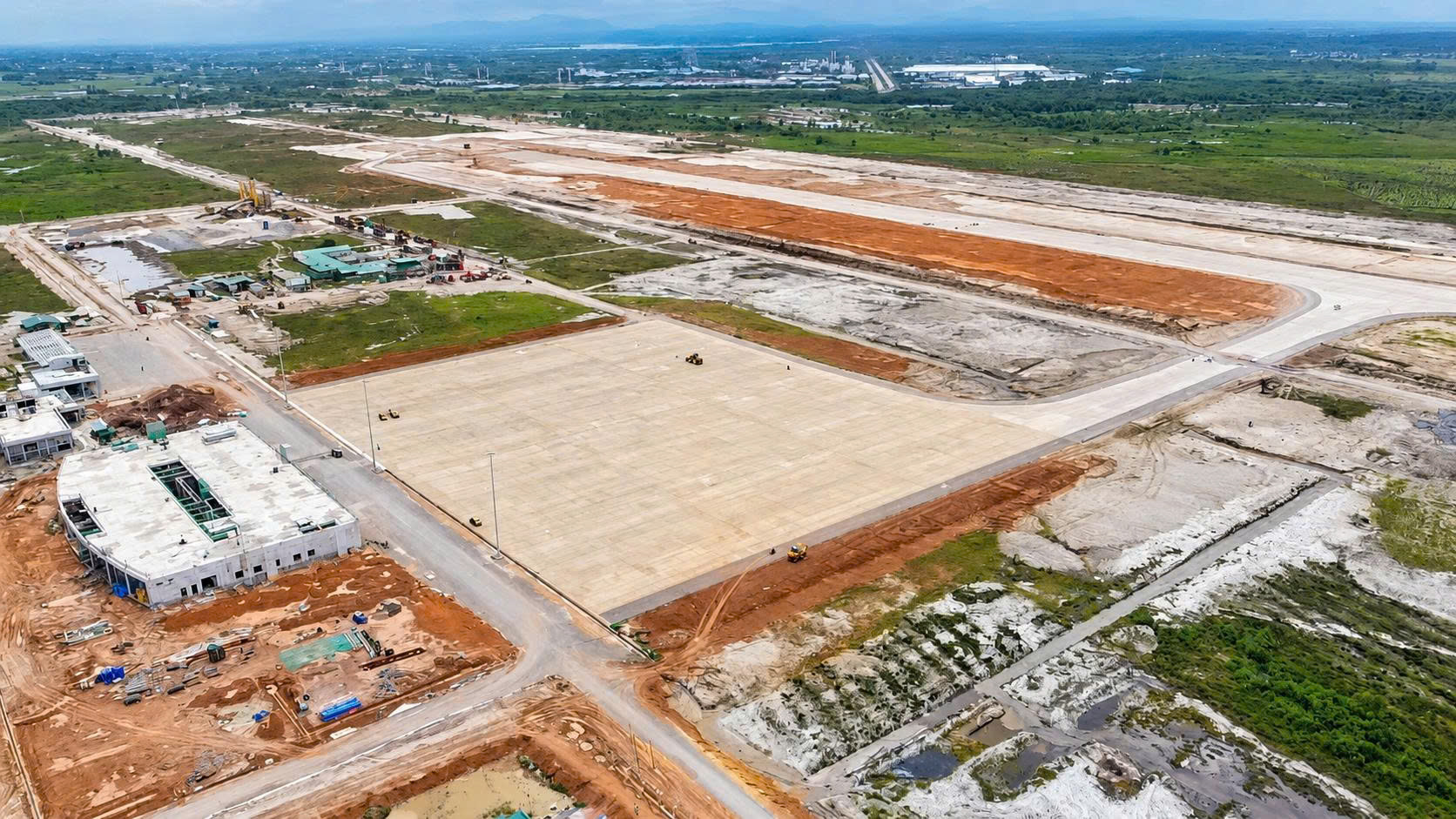 Khẩn trương hoàn thành đấu nối tuyến đường điện 110 kV tại Cảng Hàng không Quảng Trị phục vụ bay thử nghiệm