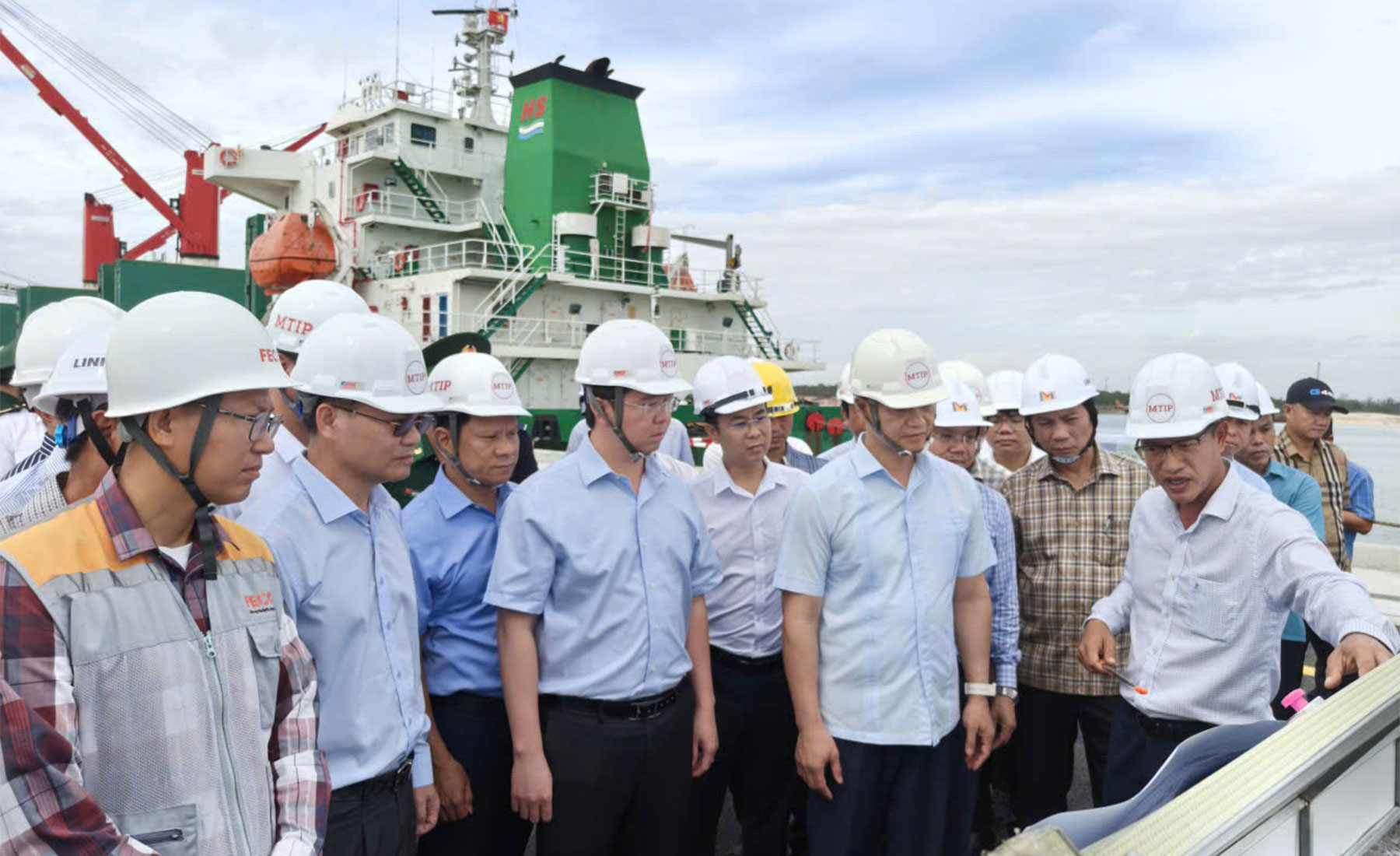 Tăng cường công chức, viên chức đến làm việc tại UBND xã Mỹ Thủy