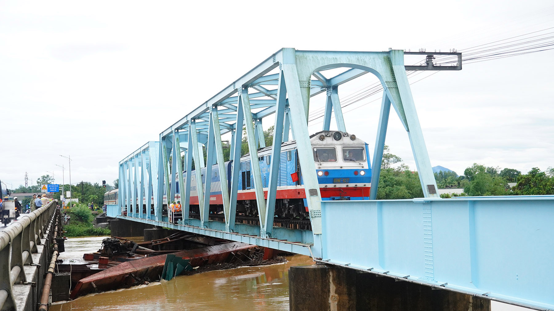 Xử lý sự cố 03 sà lan mắc kẹt tại cầu đường sắt Mỹ Chánh